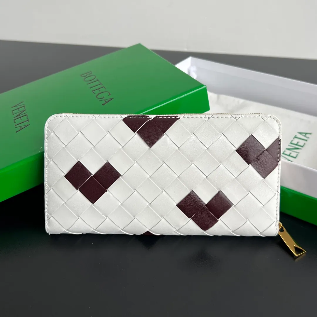 #Bv Valentine’s Day Limited Series💝 593217 All-white woven leather with small red hearts❤️ The finishing touch will make you fall in love at first sight💕The detailed internal partition design and high-quality lining material ensure the durability and neatness of the wallet. It can store cash/cards and other small items, very practical. Suitable for gifting to your loved one♥️Size: 19x10x2 P980